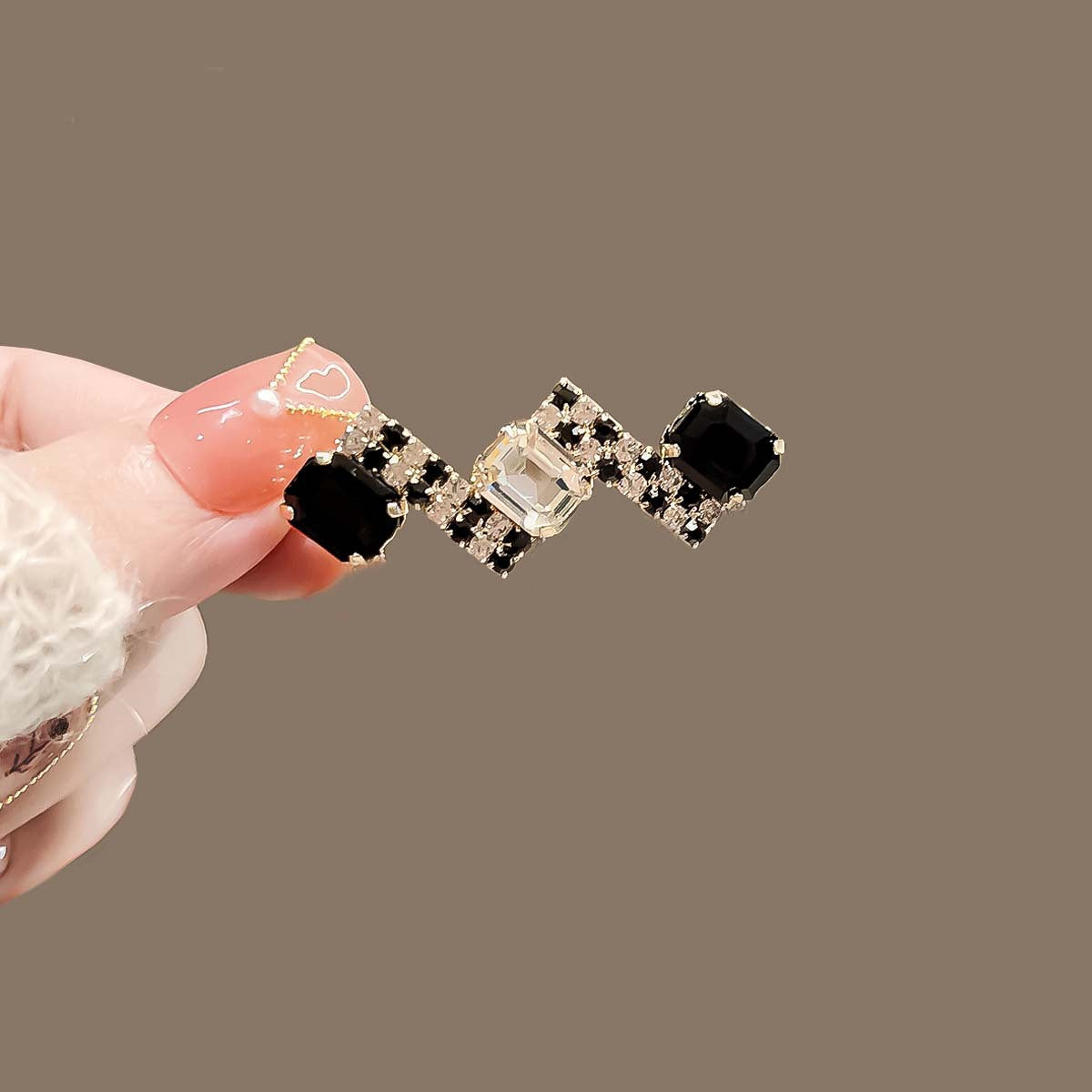 Elegant Anti-slip Brooch Pin – Minimalist Luxury Chest Clip For Women, Discreet Wardrobe Security Pin, Small Chic Decorative Brooch To Prevent Gaping, Premium Quality & Unique Design