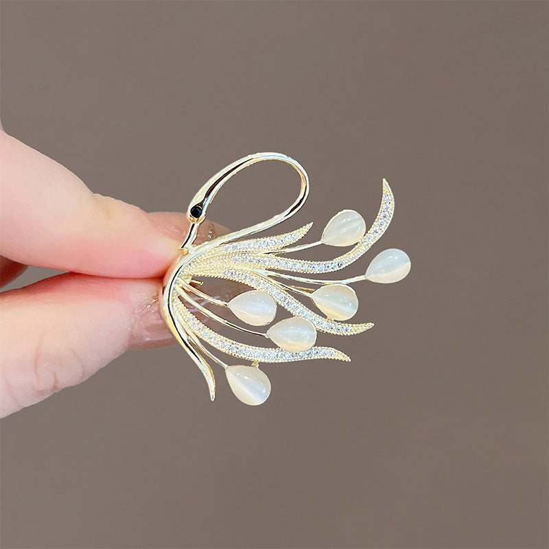 Elegant Anti-slip Brooch Pin – Minimalist Luxury Chest Clip For Women, Discreet Wardrobe Security Pin, Small Chic Decorative Brooch To Prevent Gaping, Premium Quality & Unique Design