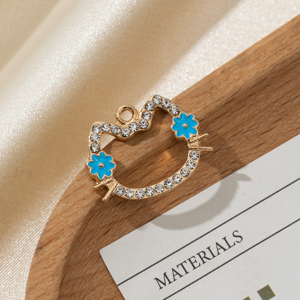 Fashionable design, flower hollow cartoon, cat accessories, earrings, necklaces, jewelry materials, DIY alloy pendant