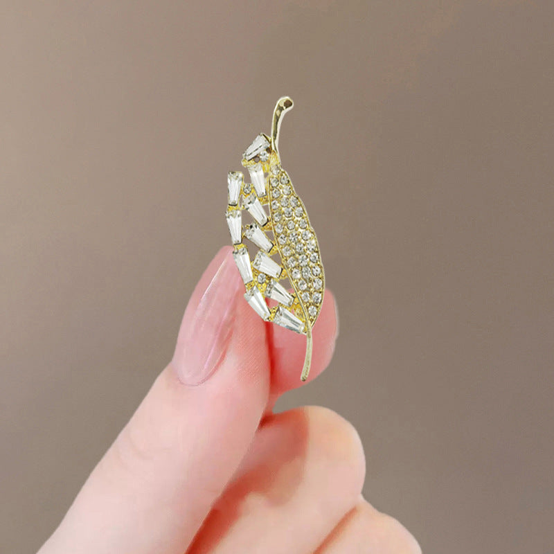 Elegant Anti-slip Brooch Pin – Minimalist Luxury Chest Clip For Women, Discreet Wardrobe Security Pin, Small Chic Decorative Brooch To Prevent Gaping, Premium Quality & Unique Design