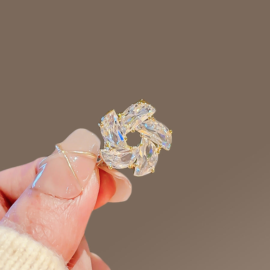 Elegant Anti-slip Brooch Pin – Minimalist Luxury Chest Clip For Women, Discreet Wardrobe Security Pin, Small Chic Decorative Brooch To Prevent Gaping, Premium Quality & Unique Design